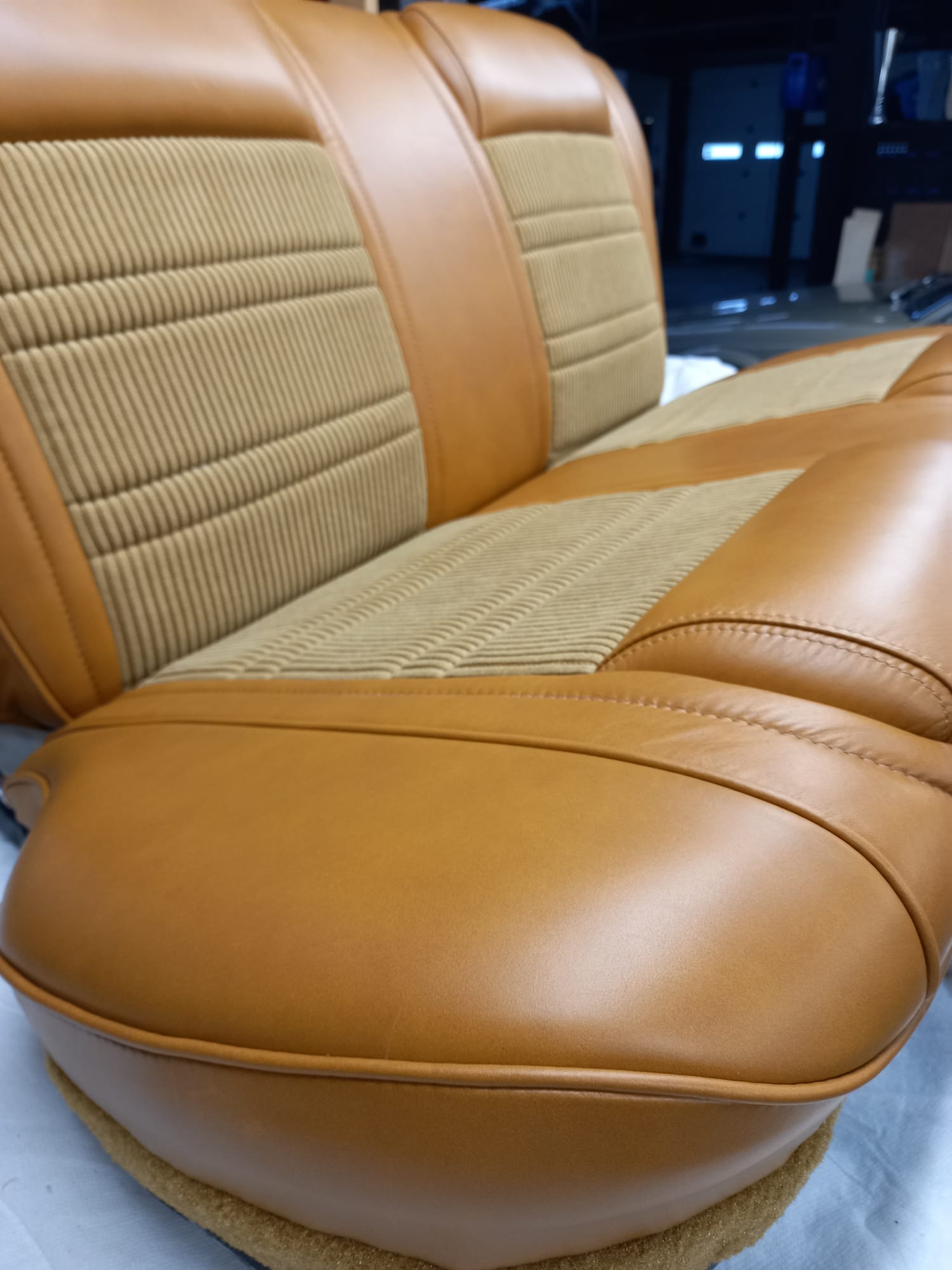Siège avant cuir caramel et velours côtelé, détail assise
