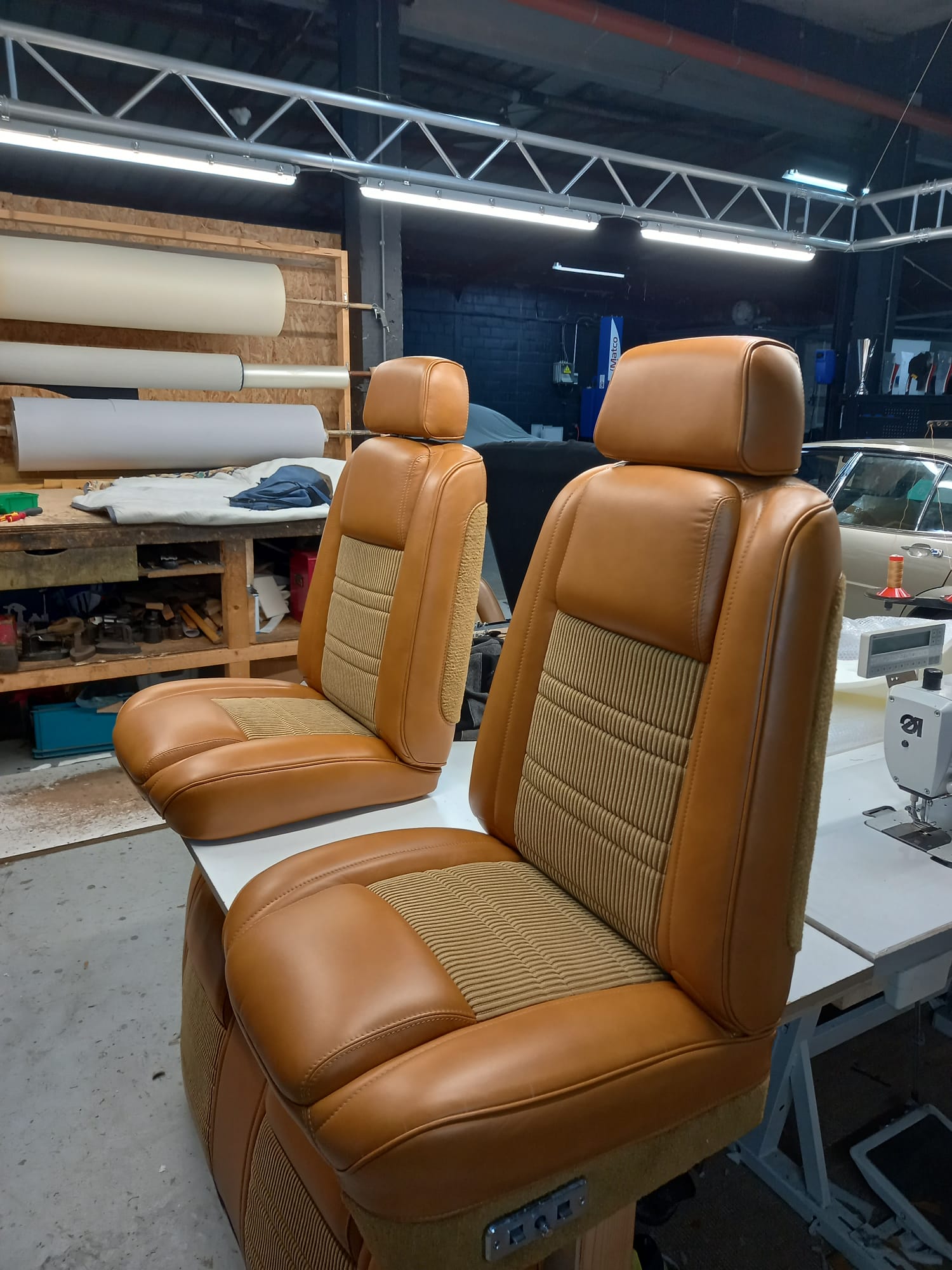 Paire de sièges bimatière dans l'atelier
