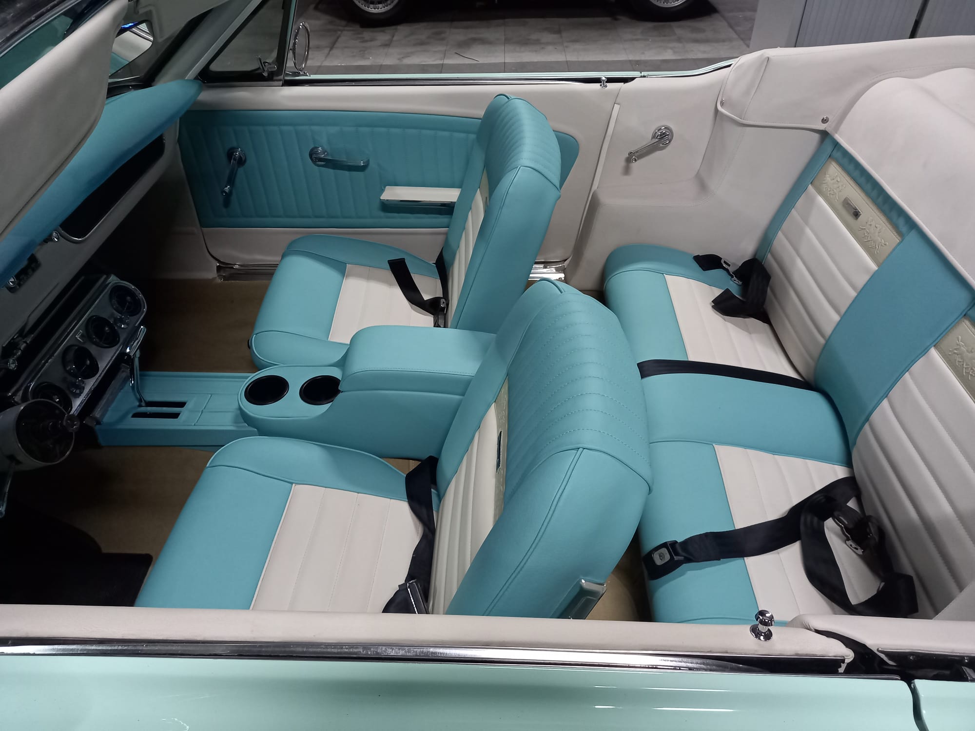 Intérieur décapotable américaine, vue d'ensemble turquoise et blanc