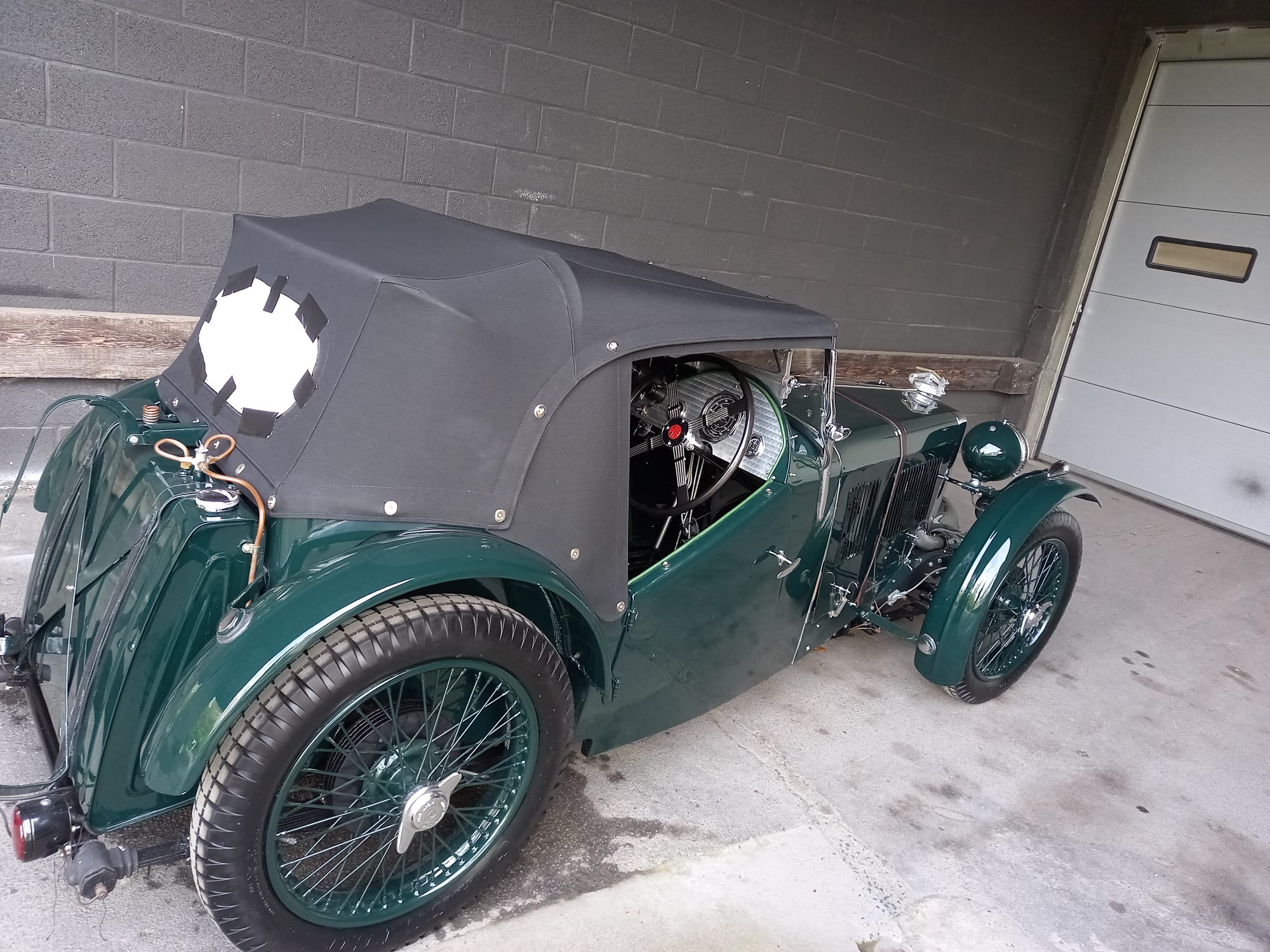 Voiture anglaise de collection avant intervention