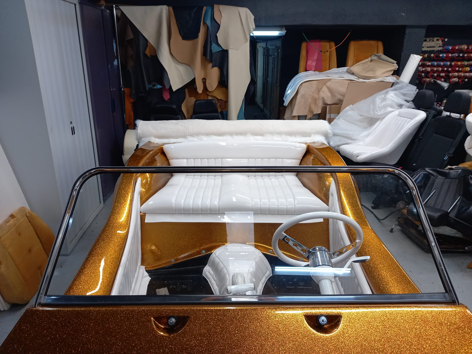 Vue de dessus, habitacle blanc sur carrosserie gold flake