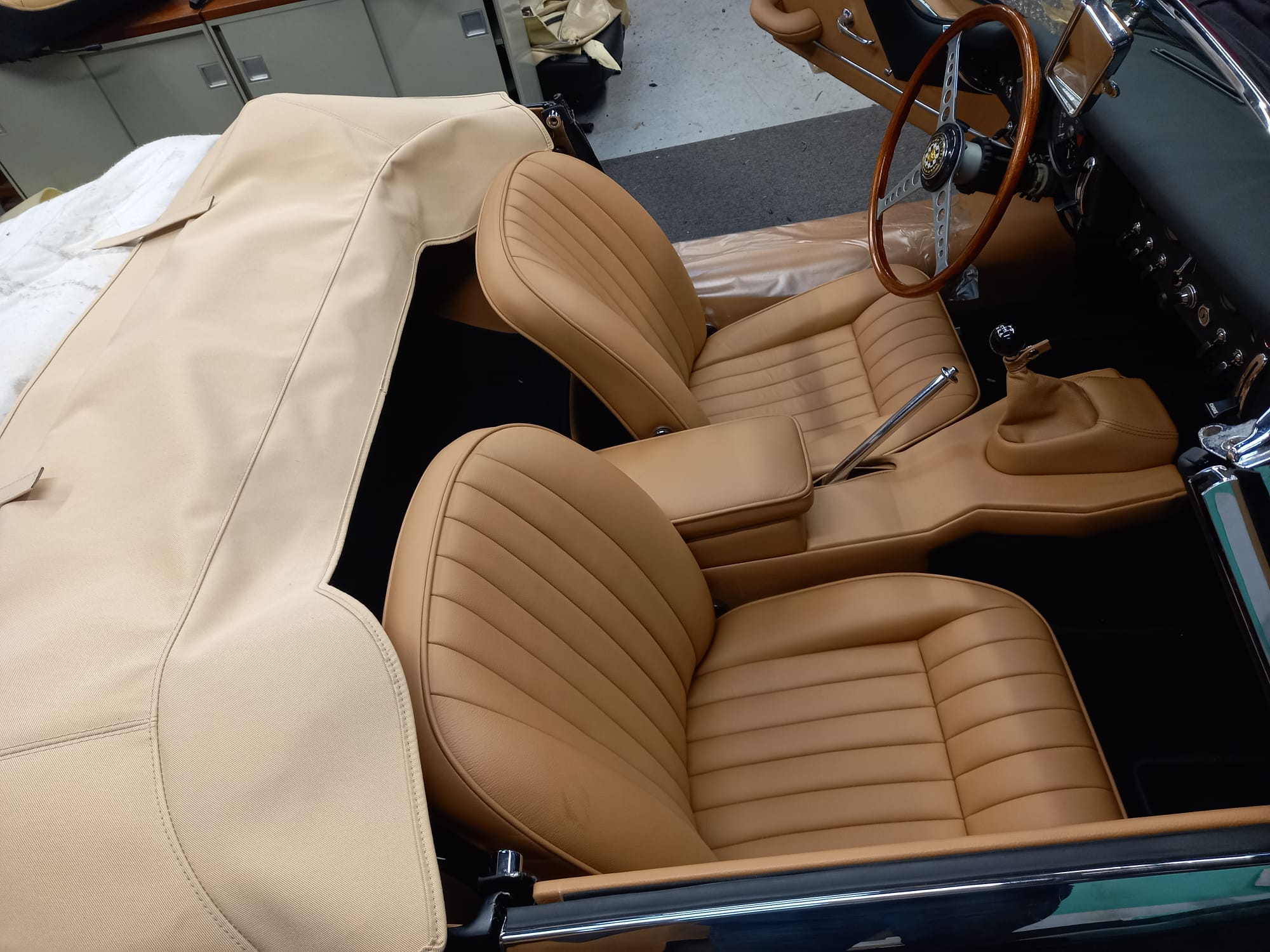 Sièges cuir camel installés, vue du dessus