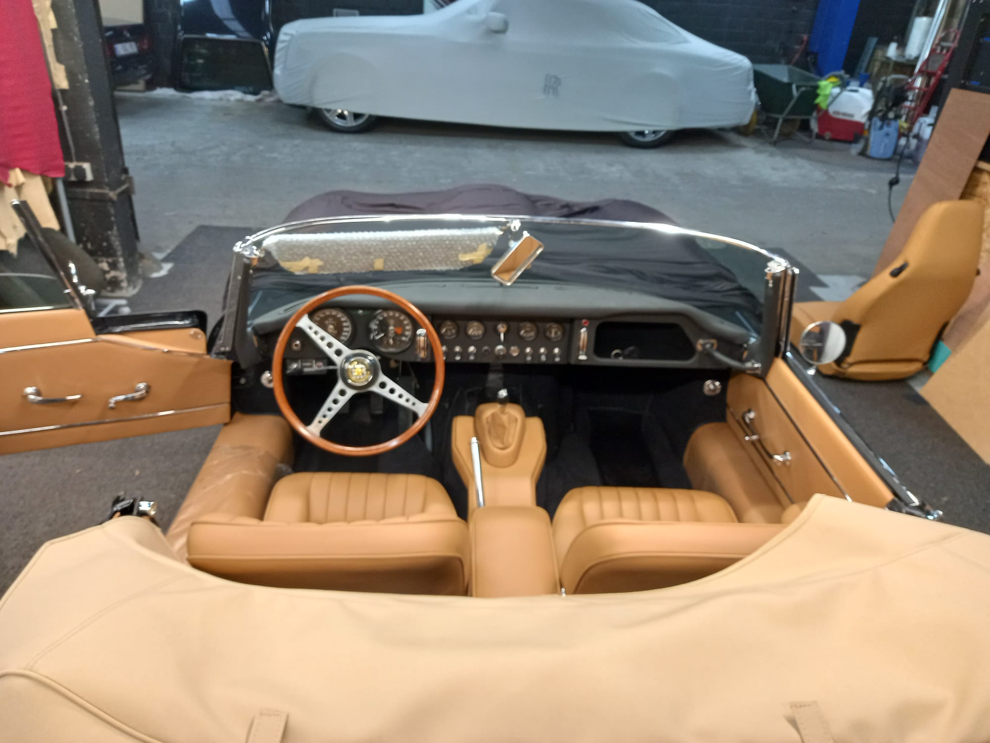 Vue cabine avec tableau de bord, Jaguar type E
