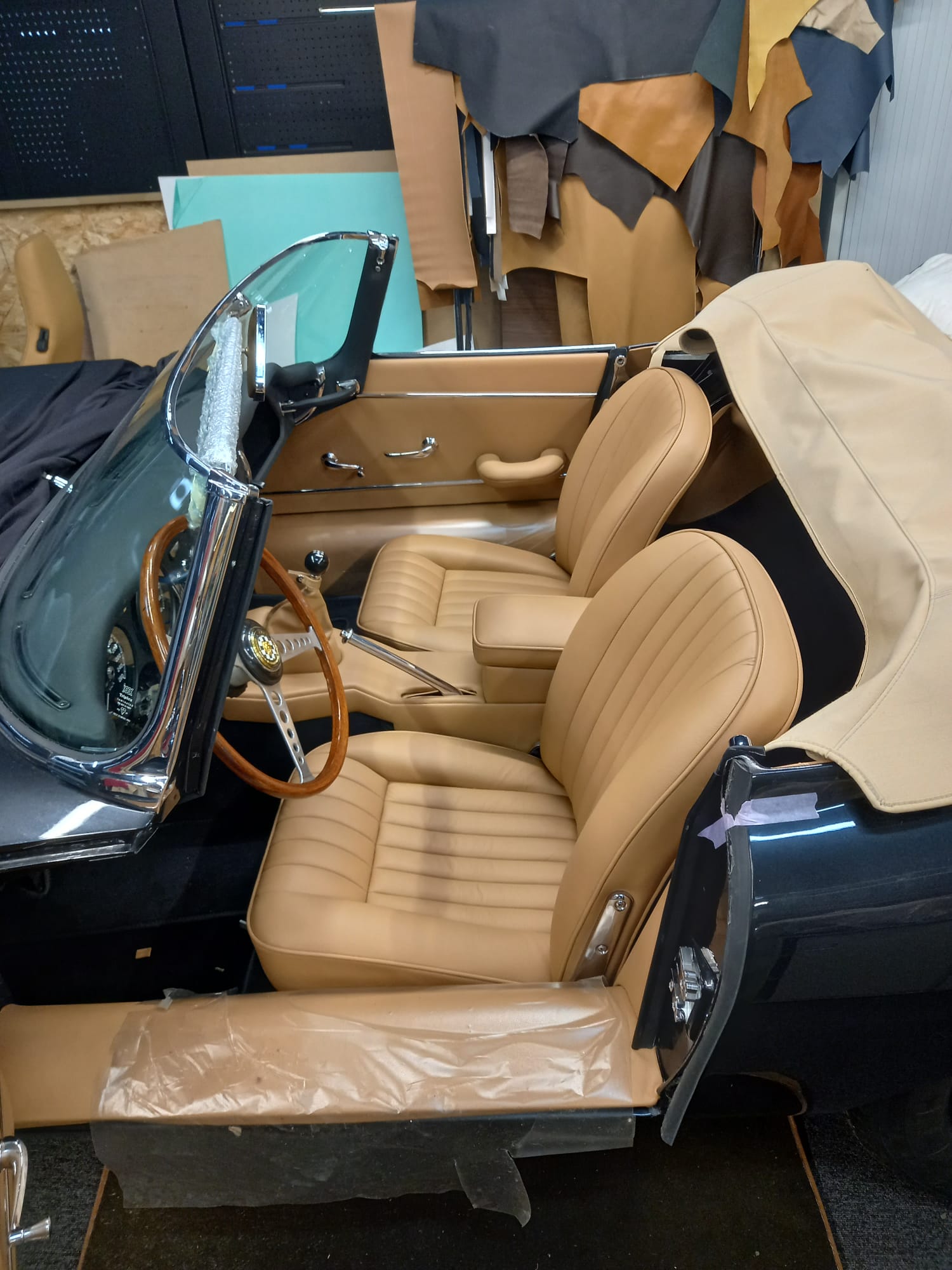 Vue latérale sièges cuir Jaguar