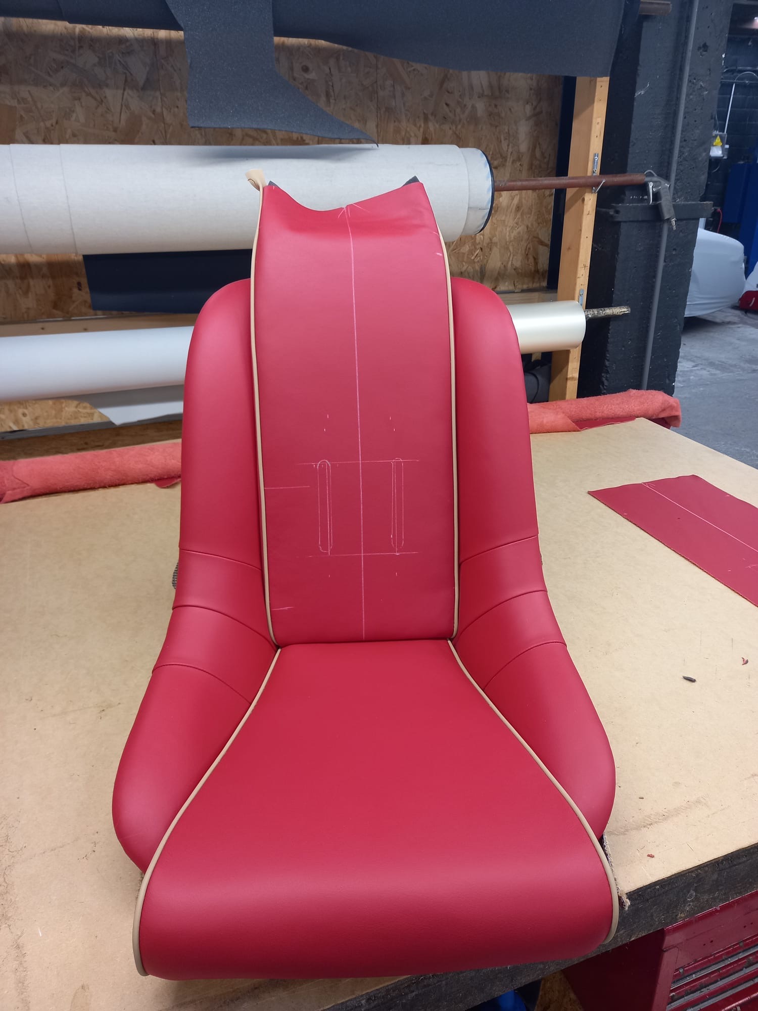 Siège sport rouge avec passepoil crème, vue face