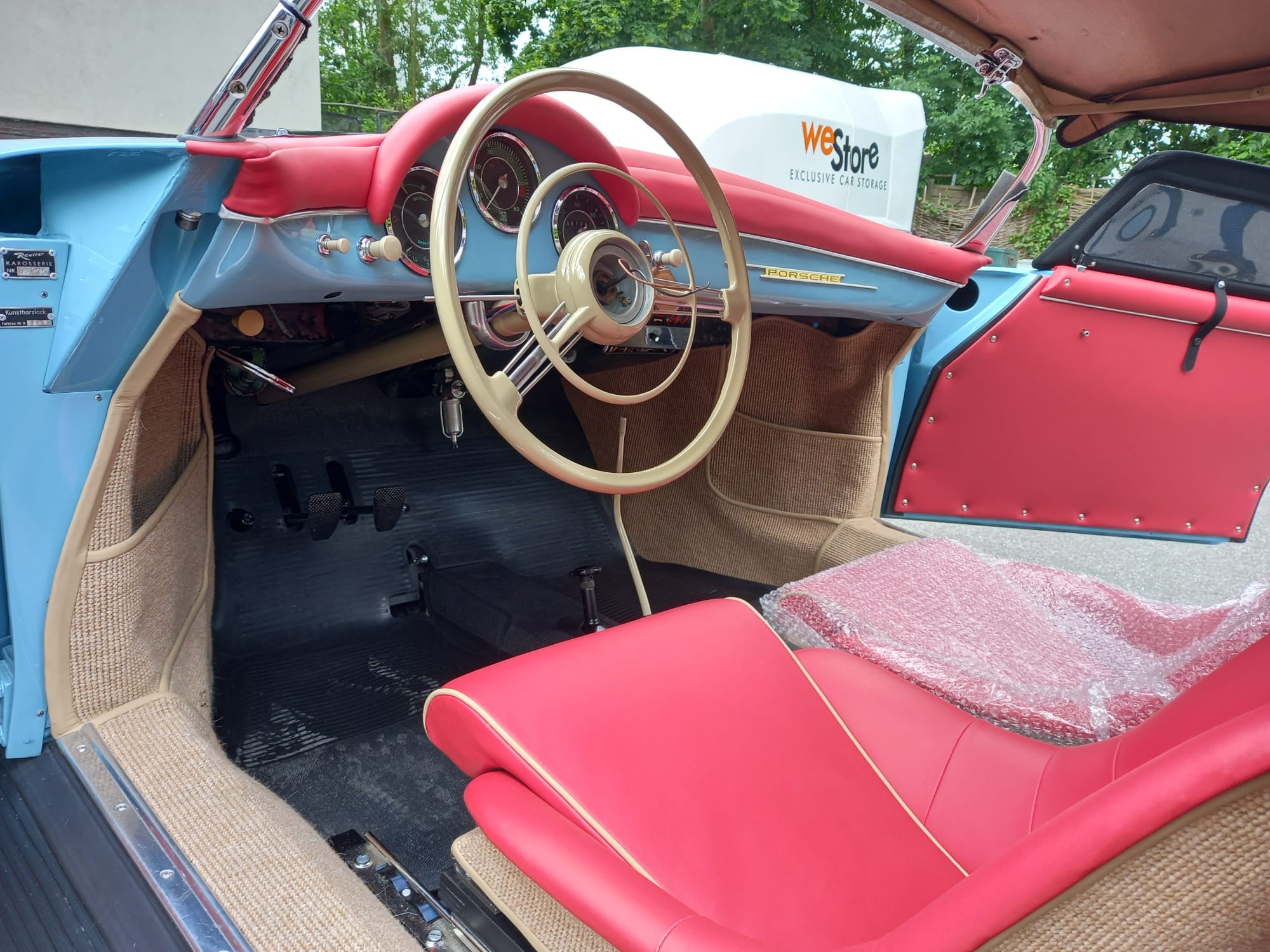 Siège installé dans la Porsche 356 bleue, vue intérieur