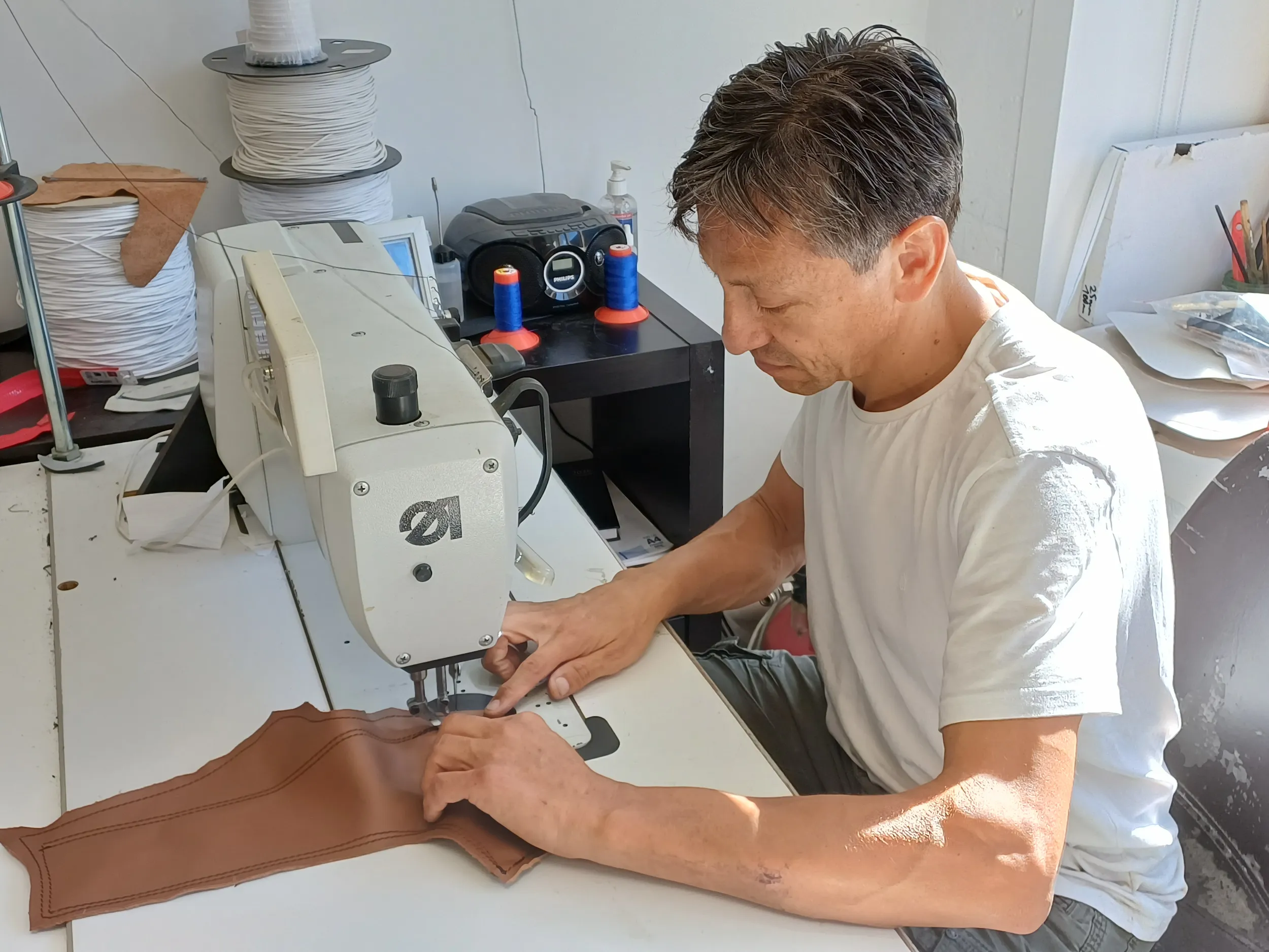 Jeovanny Salgado au travail dans son atelier